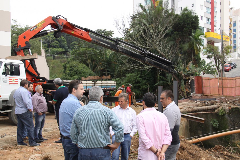 Comitiva vistoria doze importantes obras em andamento na cidade