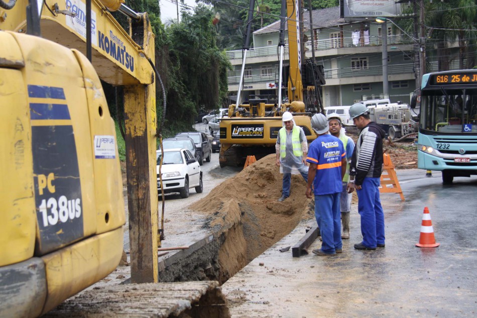 Rua Engenheiro Paul Werner fica em meia pista para obras