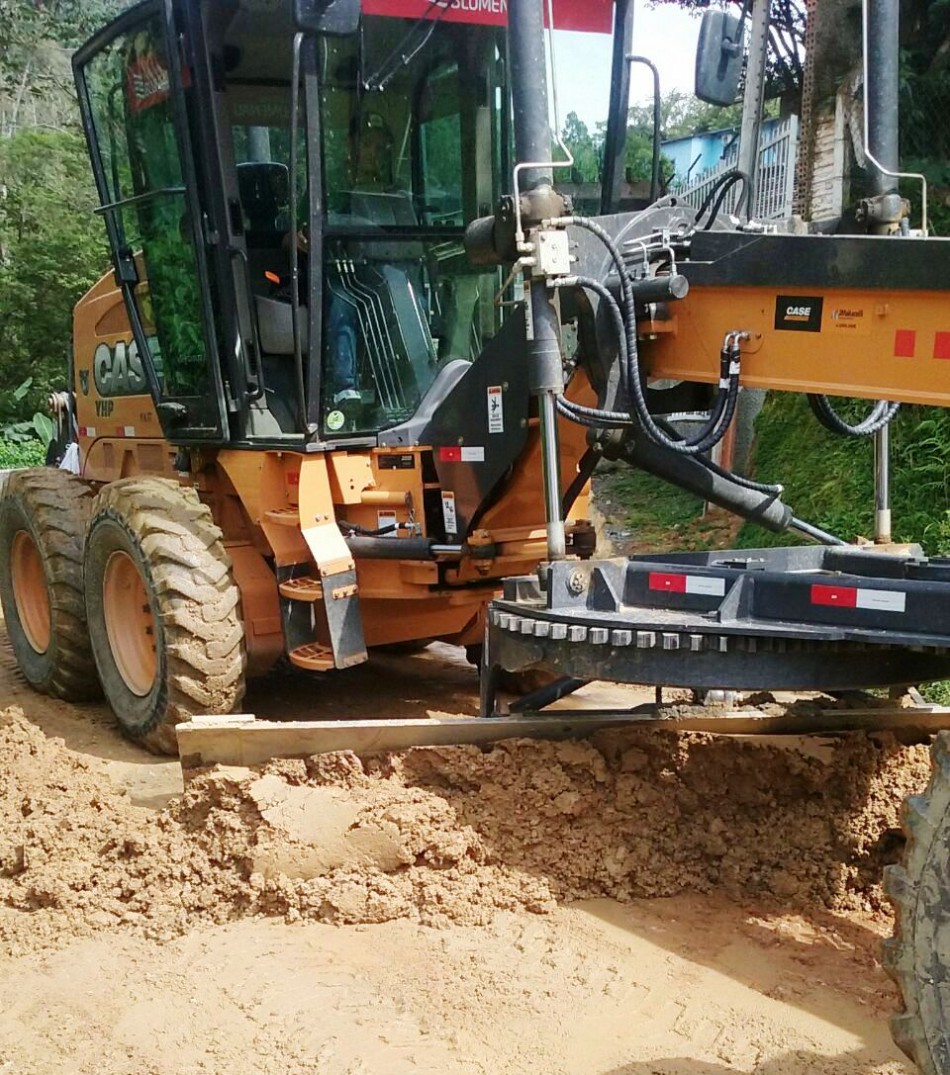 Ruas do município recebem serviços de patrolamento e macadamização