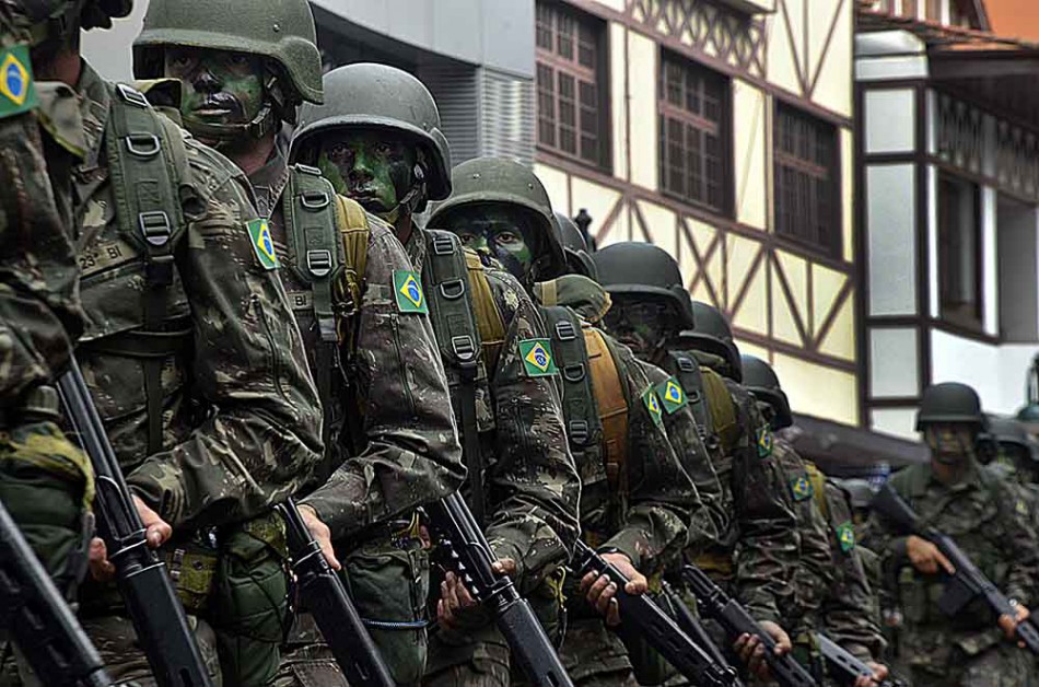 Desfile Cívico leva 10 mil pessoas à Rua XV  de Novembro, no centro da cidade