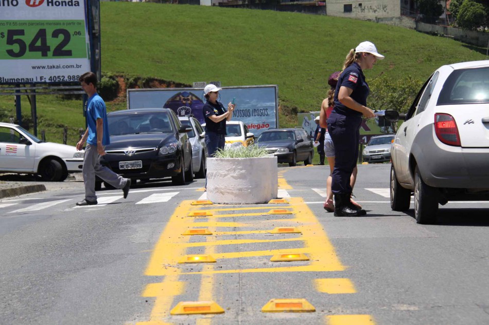 Novo dispositivo de segurança para pedestres é instalado em Blumenau