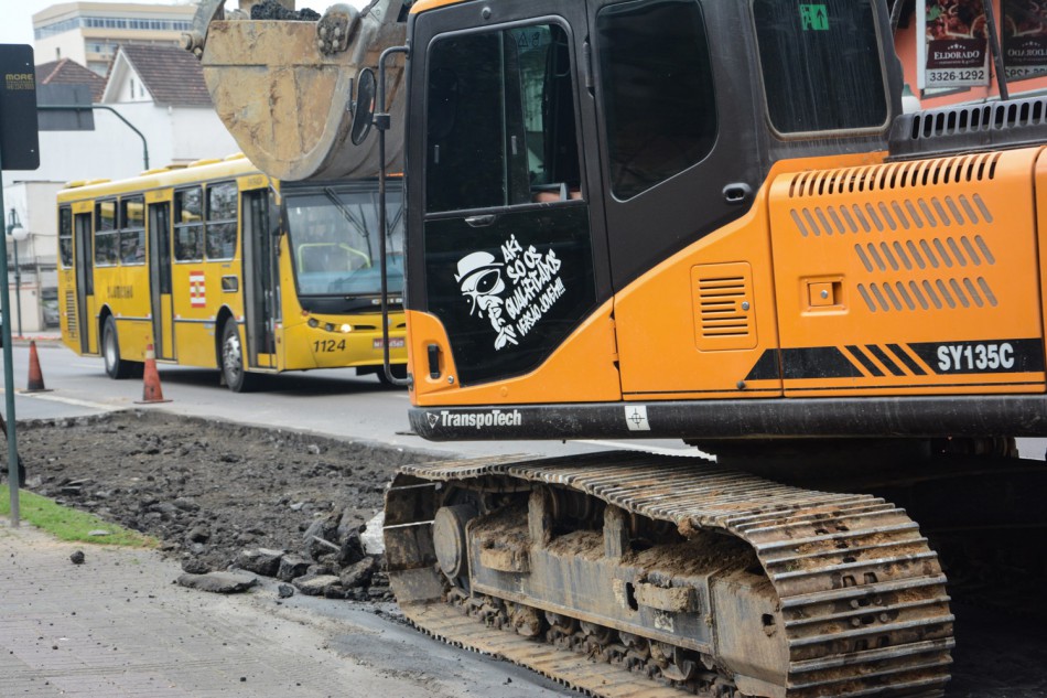 Prefeitura realiza melhorias na Avenida Beira-Rio nesta terça-feira