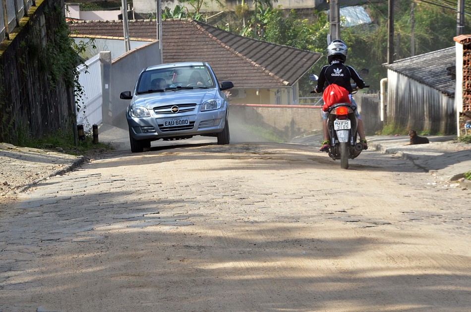 Prefeitura realiza recuperação de calçamento no bairro Água Verde
