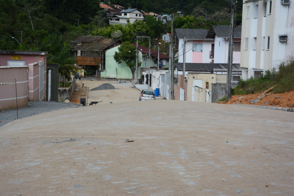 Obra de pavimentação avança na rua Teresa Marta Mathes, na Velha
