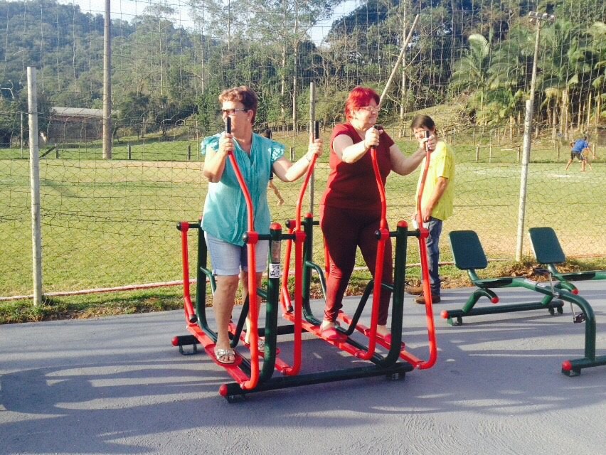 Prefeitura entrega academia ao ar livre para comunidade do bairro Fidélis