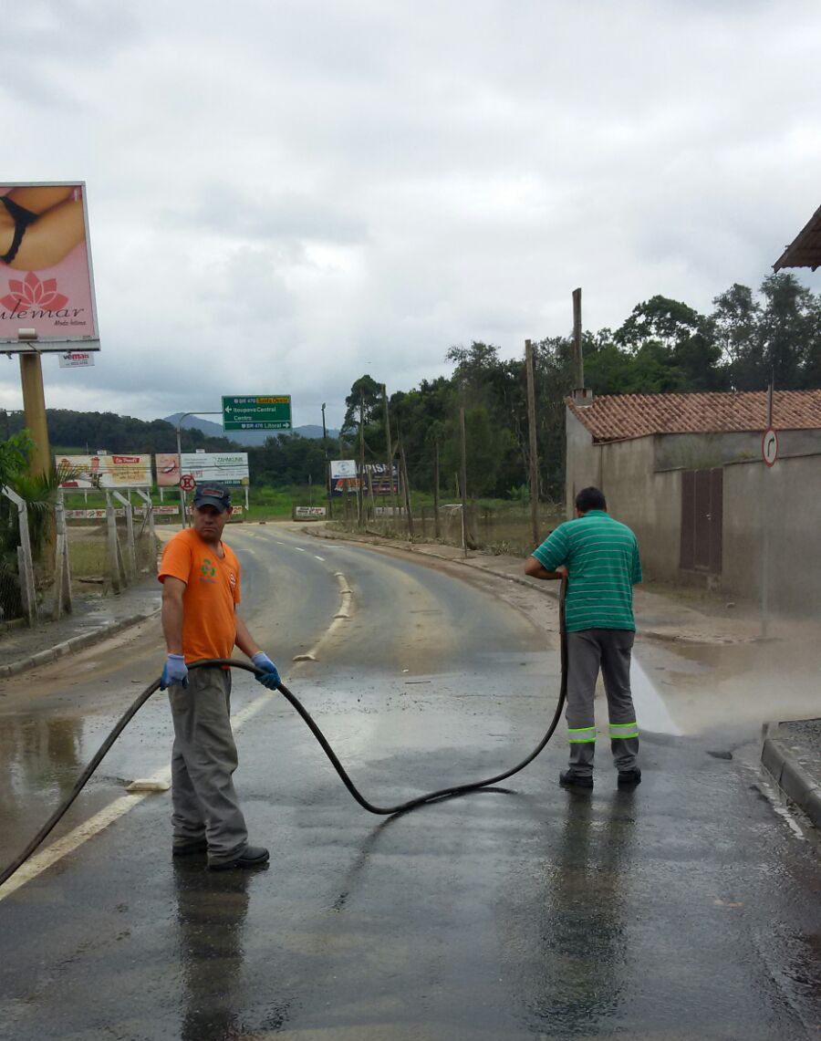 Prefeitura realiza limpeza de ruas neste fim de semana 