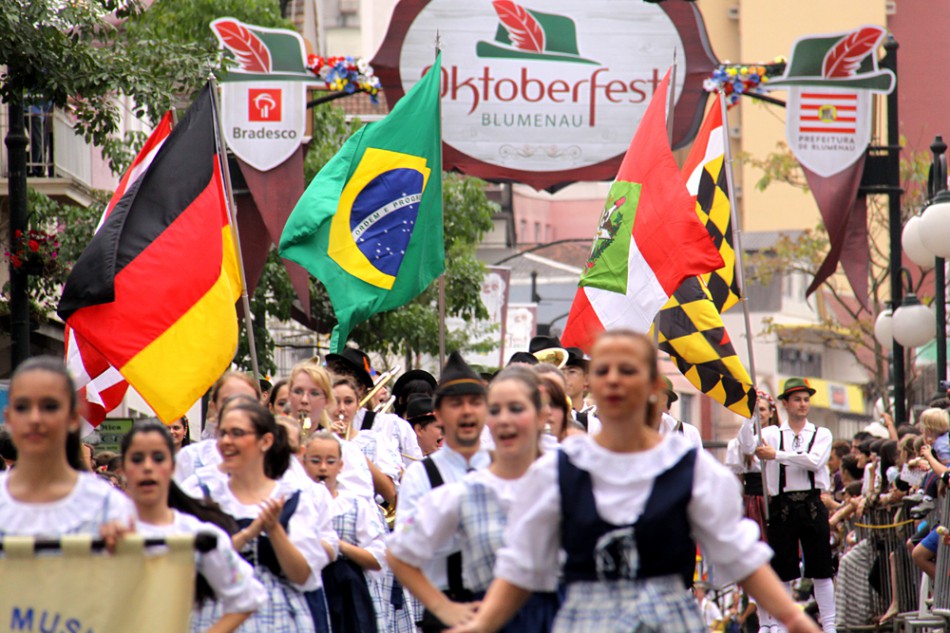 Tradicional desfile pela rua XV de Novembro abre a 32ª Oktoberfest