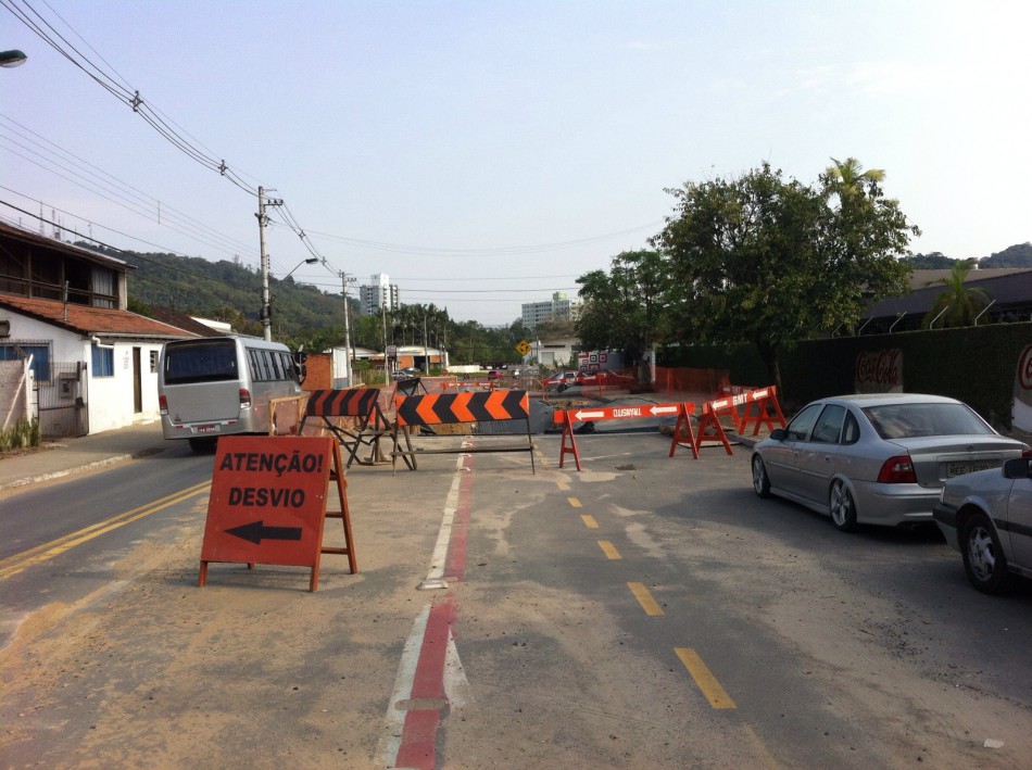 Obras na rua Fritz Spernau ocorrem a oito metros de profundidade