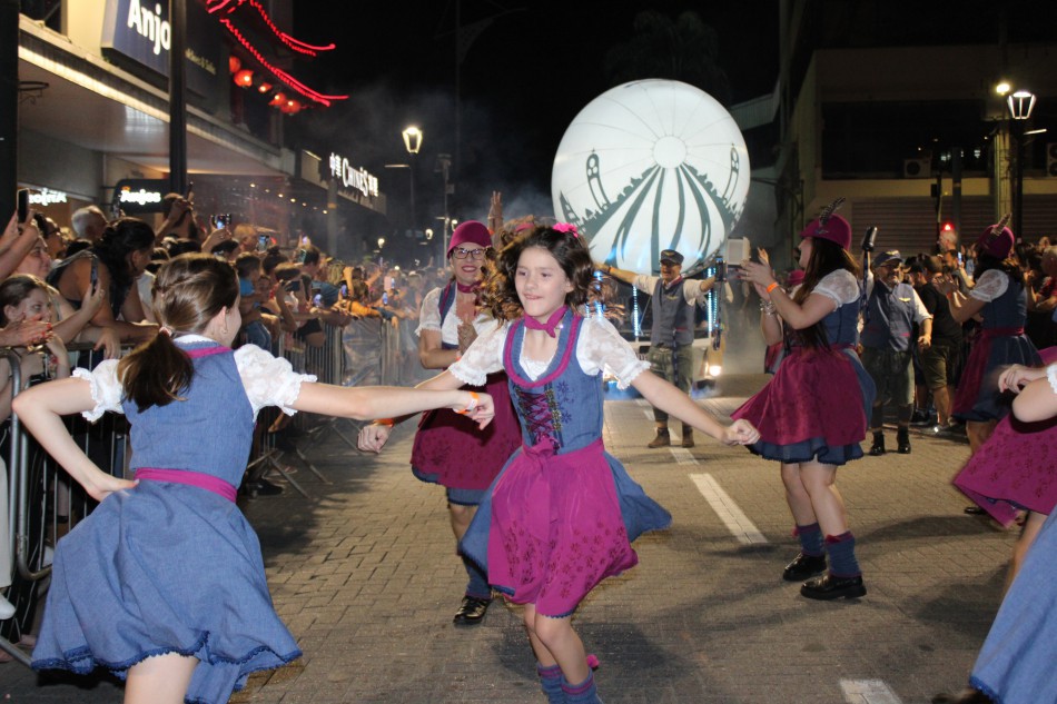 Novidades e convidados especiais encantam o público no segundo desfile da 39ª Oktoberfest