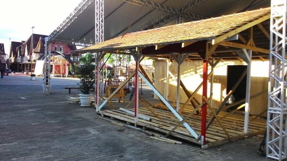 Montagem da 32ª Oktoberfest segue em ritmo acelerado