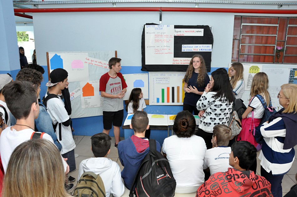 Feira expõe trabalhos de Educação Fiscal na EBM Quintino Bocaiúva