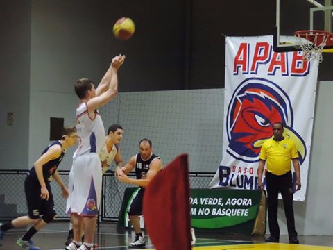 Basquete blumenauense entra em quadra neste fim de semana