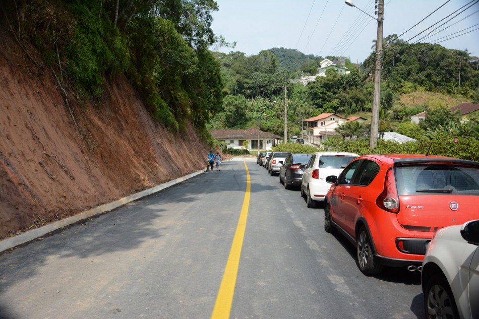 Moradores dos bairros Velha e Garcia recebem obras de pavimentação