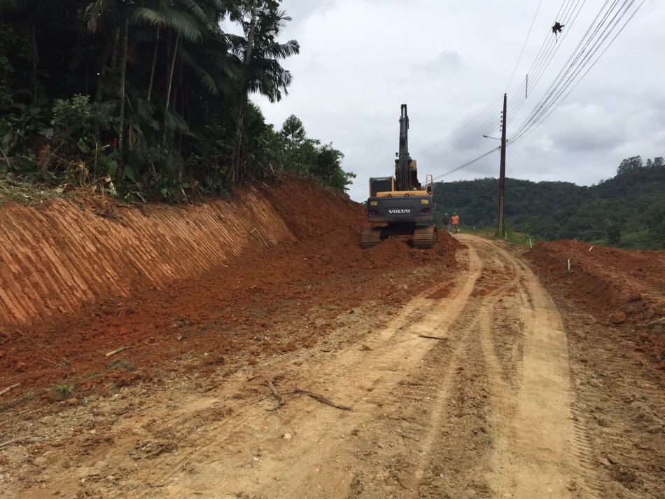 Prefeitura inicia pavimentação da rua Leopoldo Kostetzer, na Vila Itoupava