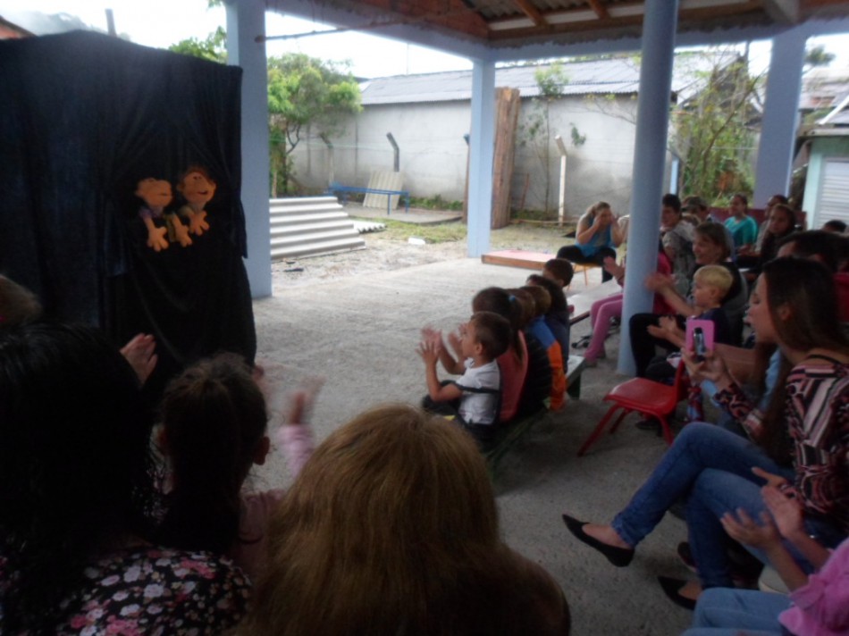 Teatro integra comunidade escolar no CEI Alwin Knaesel