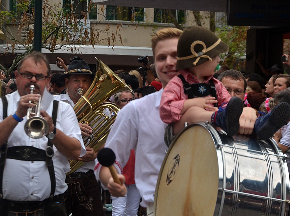 2º desfile da Oktoberfest reúne mais de 30 mil pessoas neste sábado