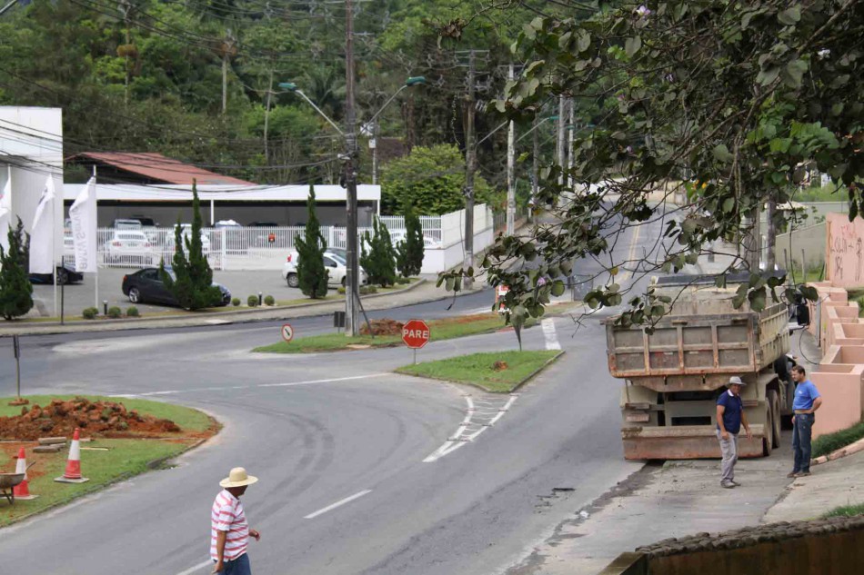Rotatória é implantada na rua Hermann Huscher