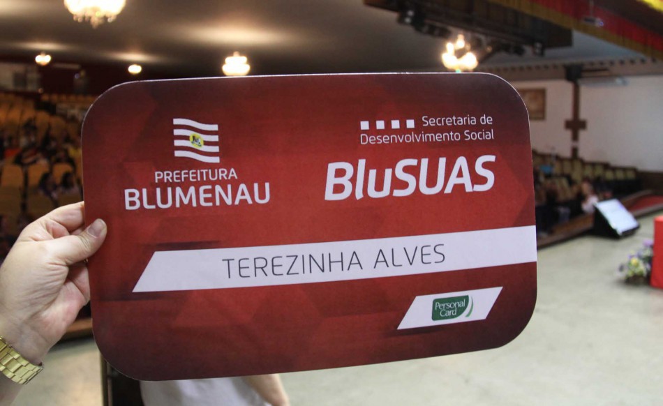 Famílias começam a receber o cartão BluSUAS