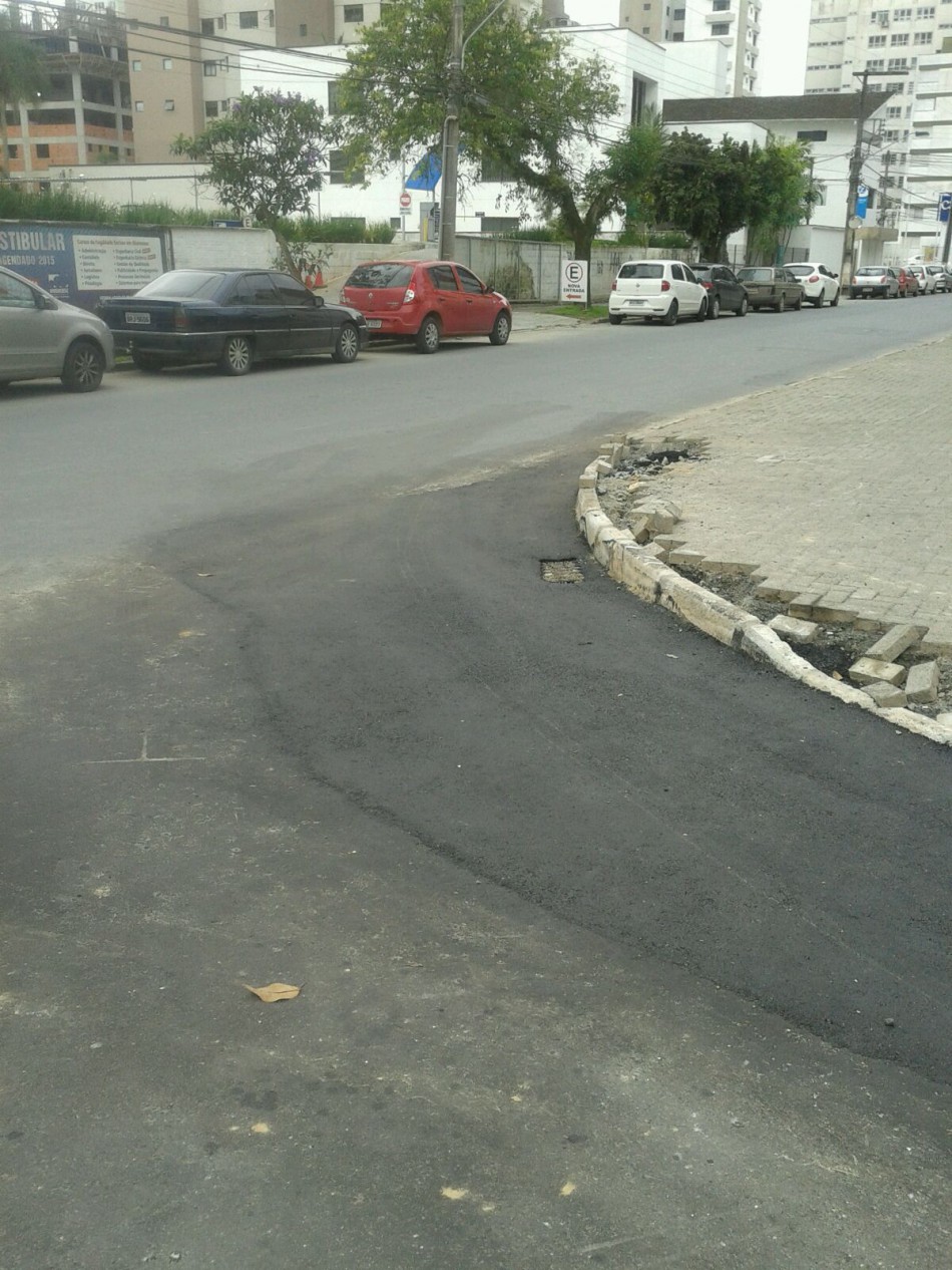 Prefeitura inicia alargamento no raio de curva da rua Nereu Ramos 