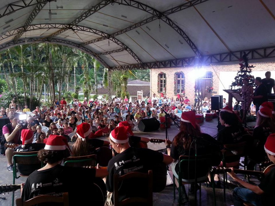 Chegada do Noel encanta crianças da Vila Itoupava