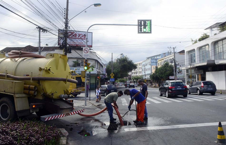 Prefeitura realiza desobstrução de tubulações e limpeza em bueiros 