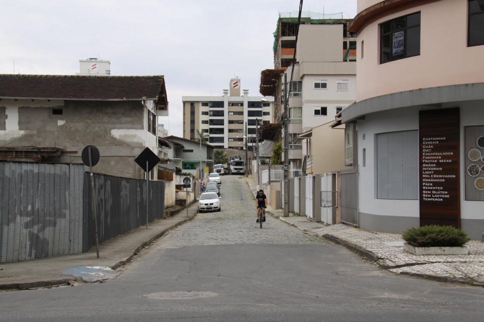 Rua Frei Fulgêncio, no bairro Vila Nova, passa por mudança de trânsito