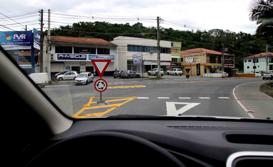 Minirrotatória é implantada na rua dos Caçadores, no bairro Velha