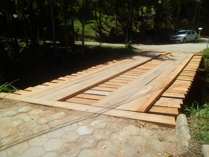 Serviços Urbanos realiza manutenção de ponte na rua Bruno Schreiber
