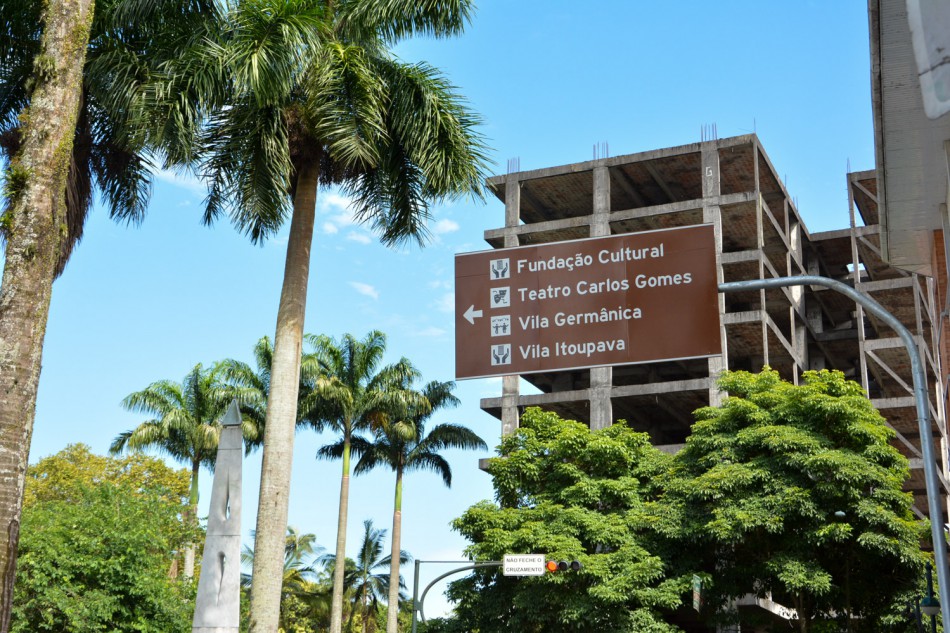 Nova sinalização turística começa a ser instalada em Blumenau