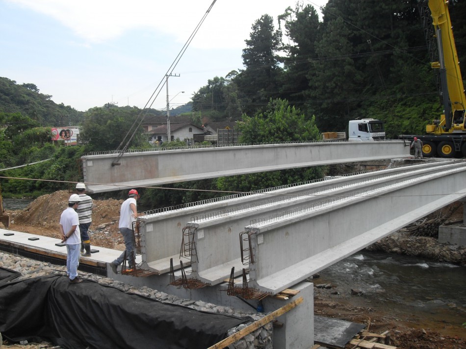 Ponte da Rua Ruy Barbosa, no Progresso, recebe vigas de sustentação