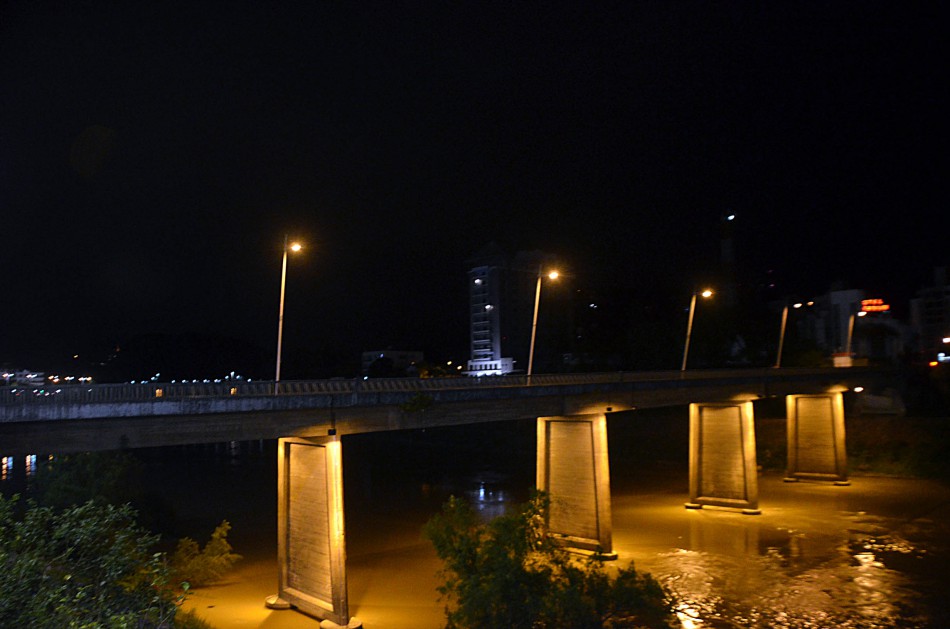 Ponte Adolfo Konder recebe melhorias na Iluminação Pública