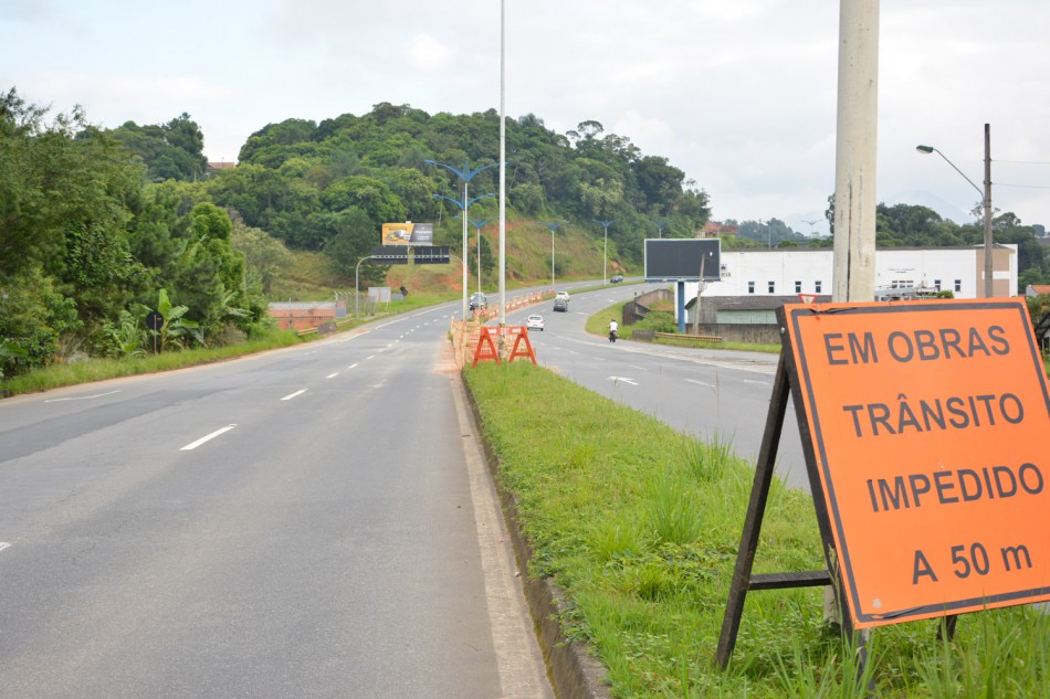 Obras em viaduto ocupam parte da Via Expressa, no bairro Fortaleza