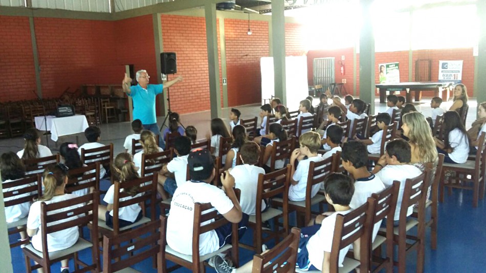Alunos recebem orientações sobre a qualidade da água