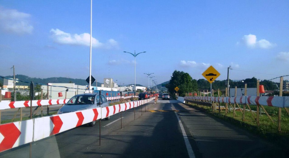 Trânsito da Via Expressa é alterado próximo às obras no viaduto
