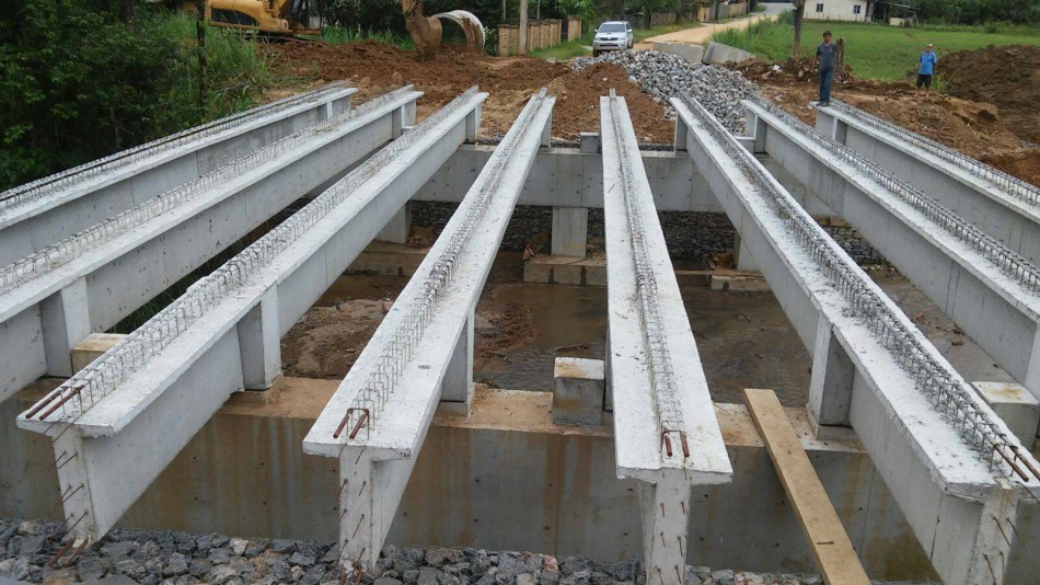 Novas pontes na Vila Nova e Itoupava Central recebem vigas de sustentação