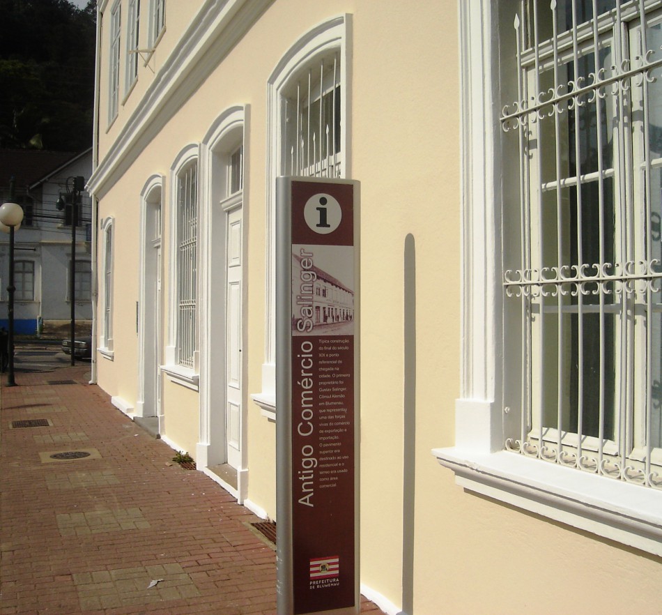 Estudantes fotografam casarões do Centro Histórico