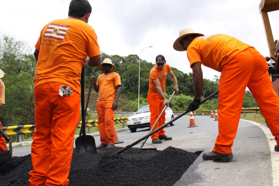 Serviços Urbanos realiza recuperação asfáltica na Via Expressa