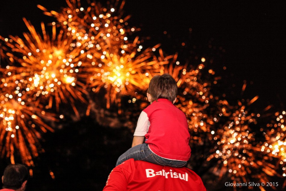 Natal nos Bairros encanta comunidade do bairro Água Verde com show de fogos