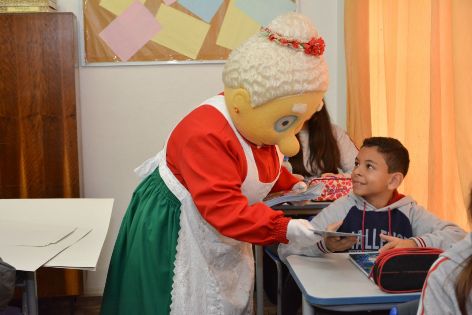 Estudantes da rede municipal recebem cartilha com tema Eleições