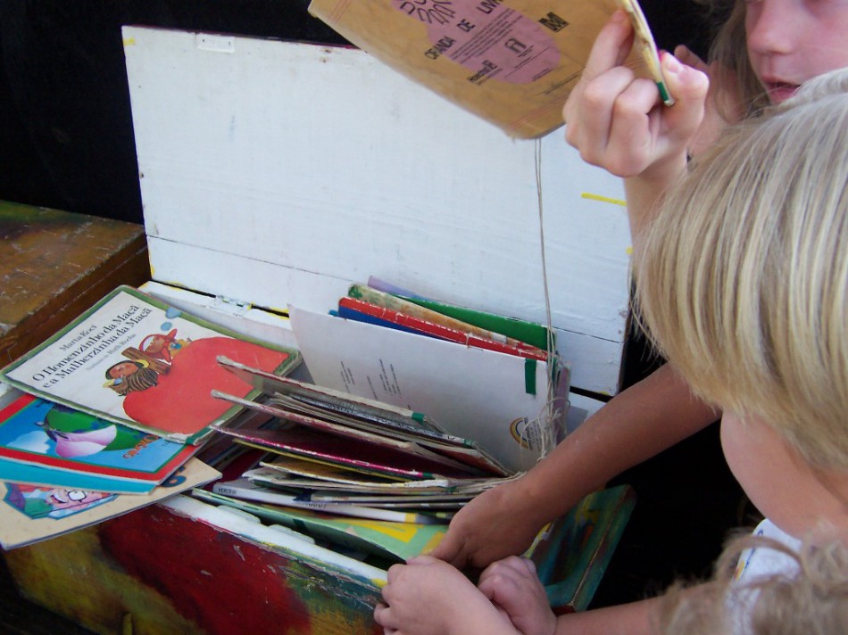 Biblioteca pública e museu visitam as escolas