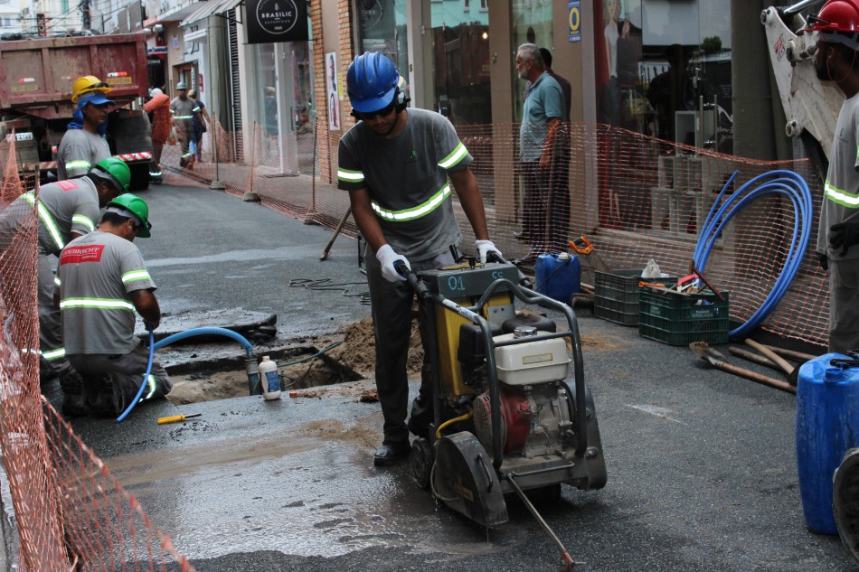 Samae faz troca de hidrômetros na Rua Capitão Euclides de Castro
