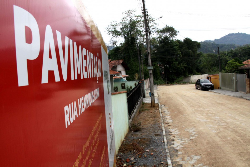 Prefeitura entrega pavimentação no bairro Passo Manso