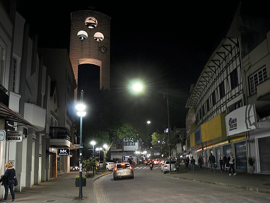 Rua XV de Novembro recebe modernização da iluminação pública