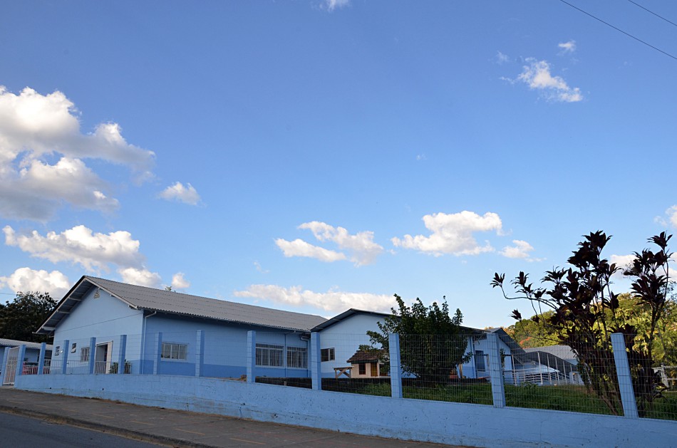 Escola Rodolfo Hollenweger adia bazar da receita federal