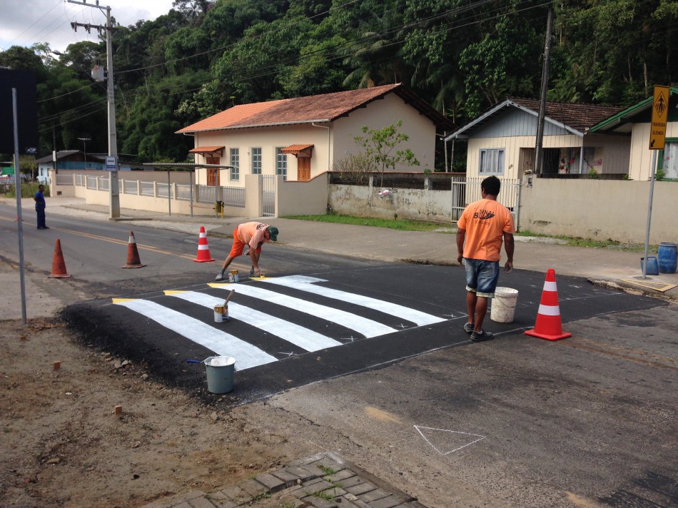 Faixa elevada é instalada na rua Progresso