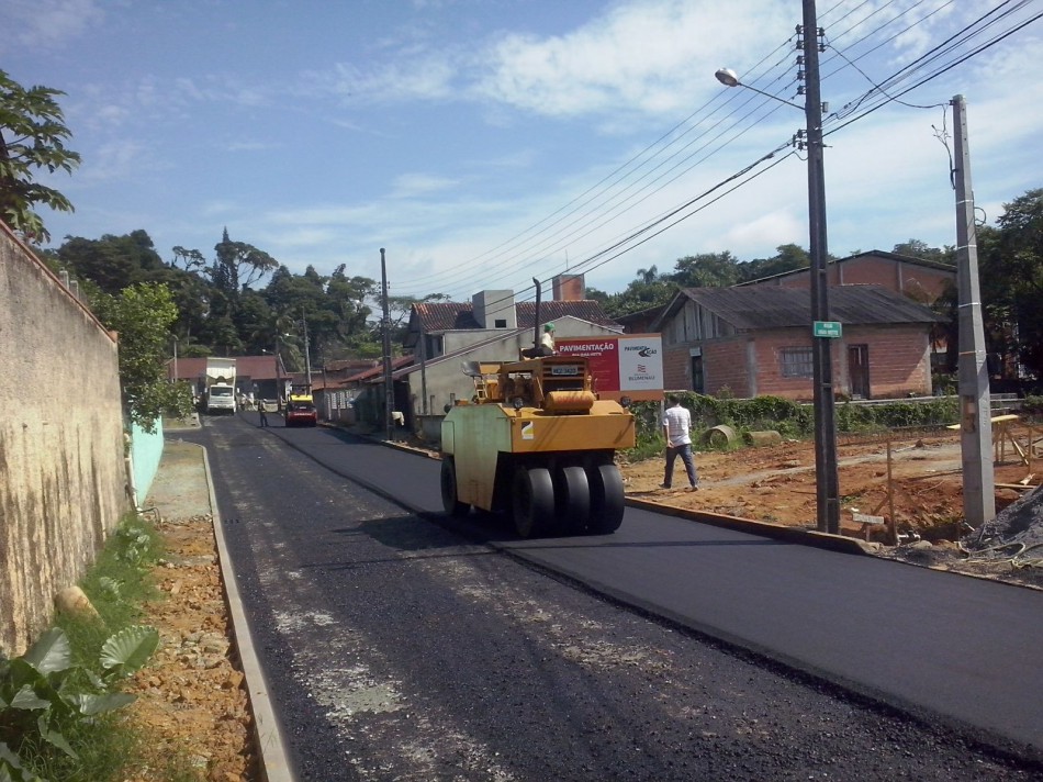 Asfalto é executado nas ruas Irma Mette e Mariano Becker, no Badenfurt