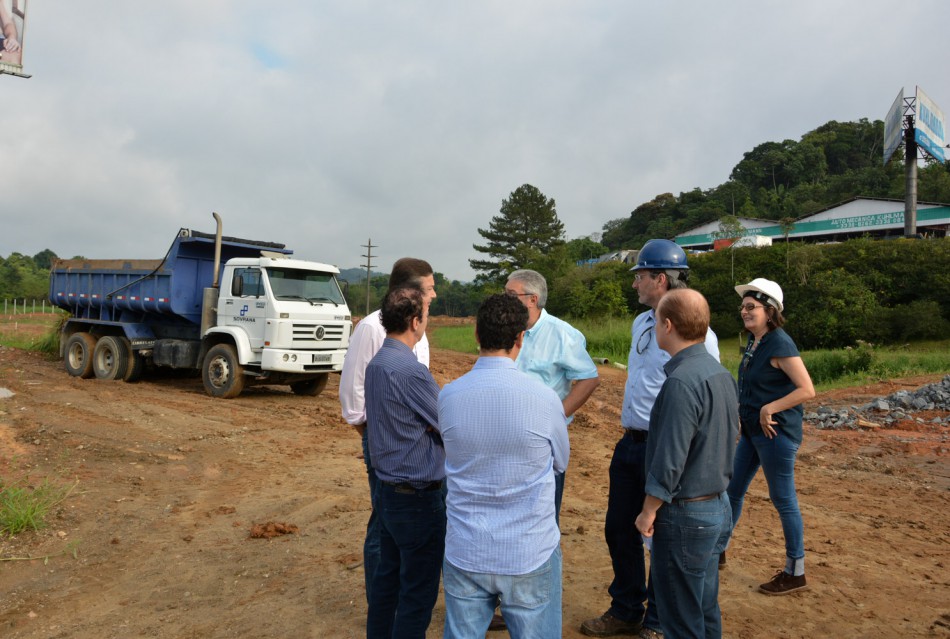 Comitiva visita canteiro de obras do Parque das Itoupavas 