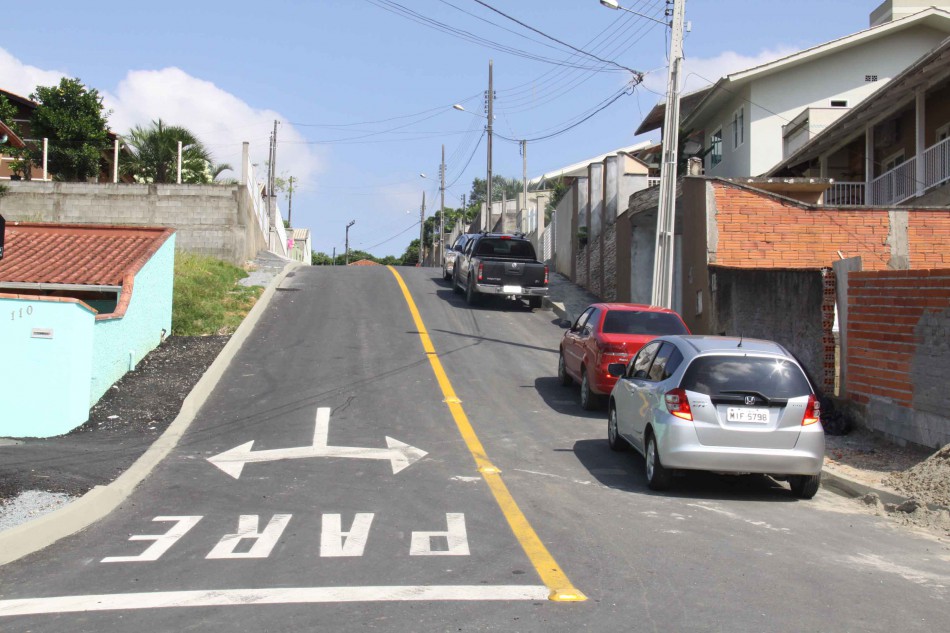 Bairro Badenfurt recebe três novas pavimentações asfálticas