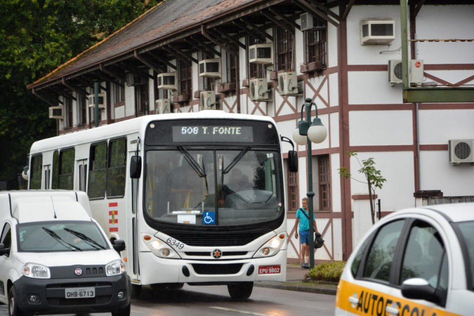 Transporte coletivo funciona com cobrança de passagem