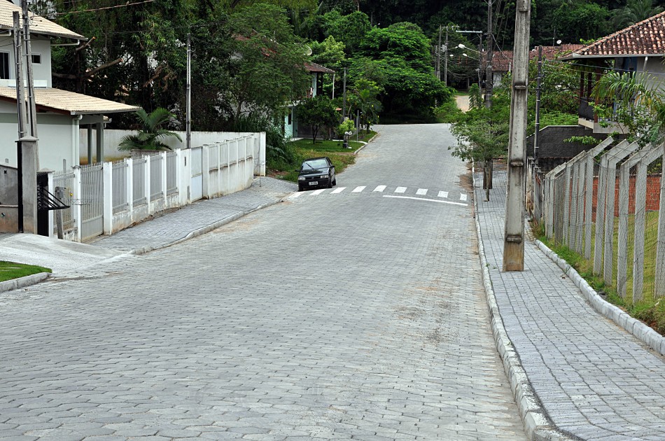 Prefeitura entrega pavimentações nos bairros Testo Salto e Velha Central